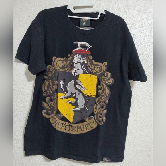 The Harry Potter Shop Hufflepuff Crewneck Graphic Tee Shirt Men's Size Large - Picture 1 of 5